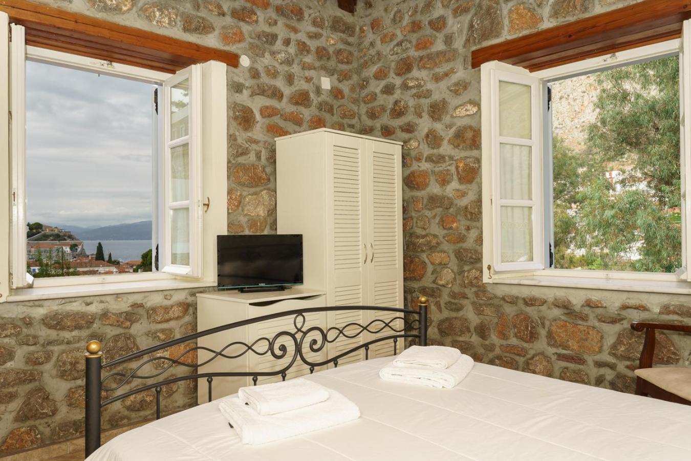 Nereids Guesthouse 이드라 외부 사진